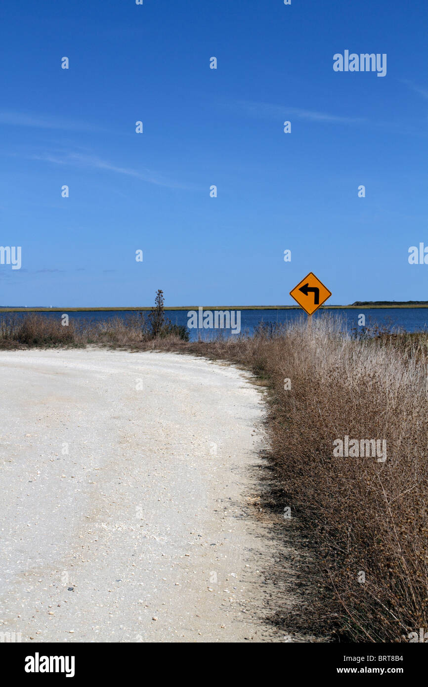 Links abbiegen auf Sand und Kies Straße. Edwin B. Forsythe National Wildlife Refuge, New Jersey, USA Stockfoto
