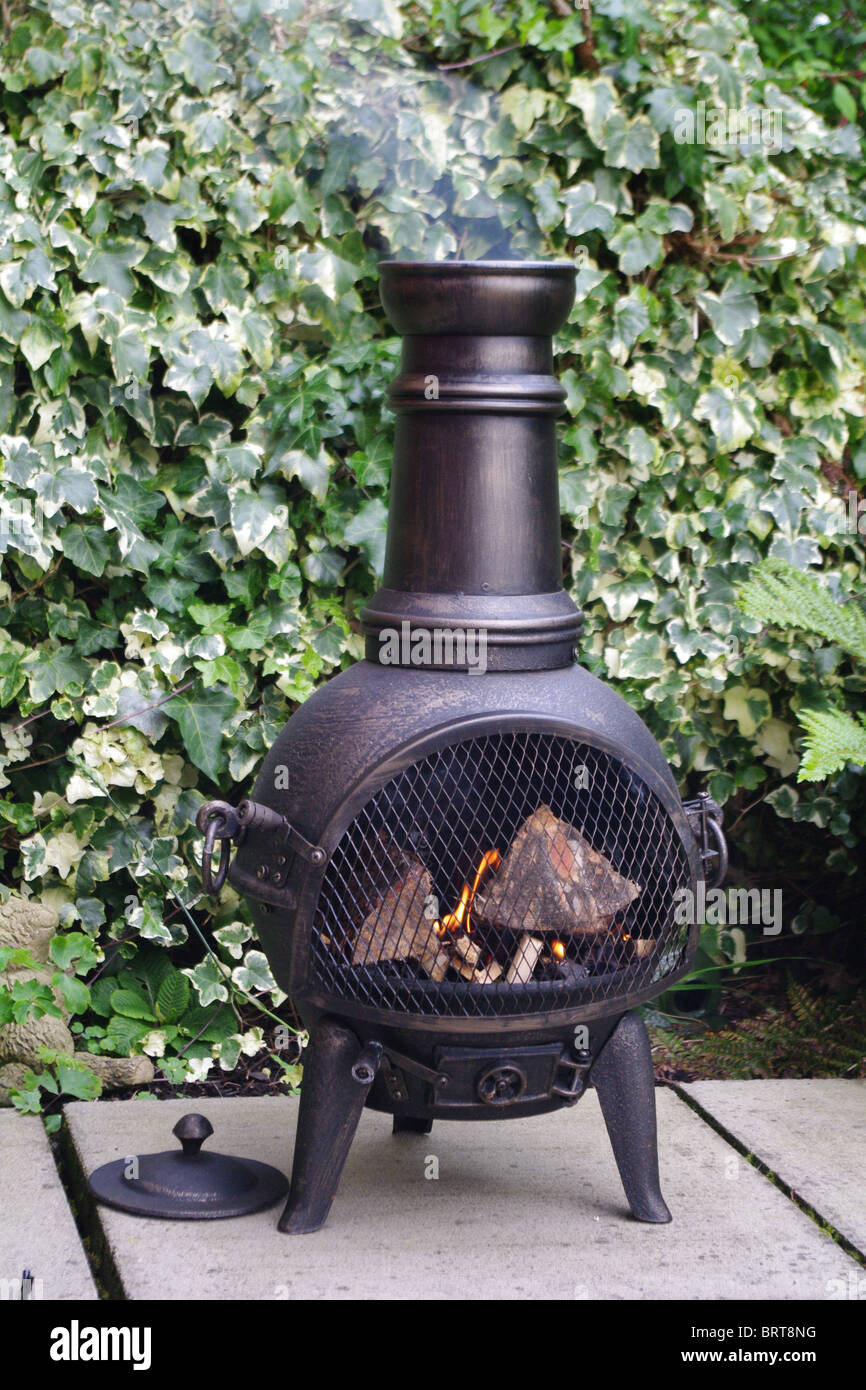 Chiminea im garten Fotos und Bildmaterial in hoher Auflösung Alamy