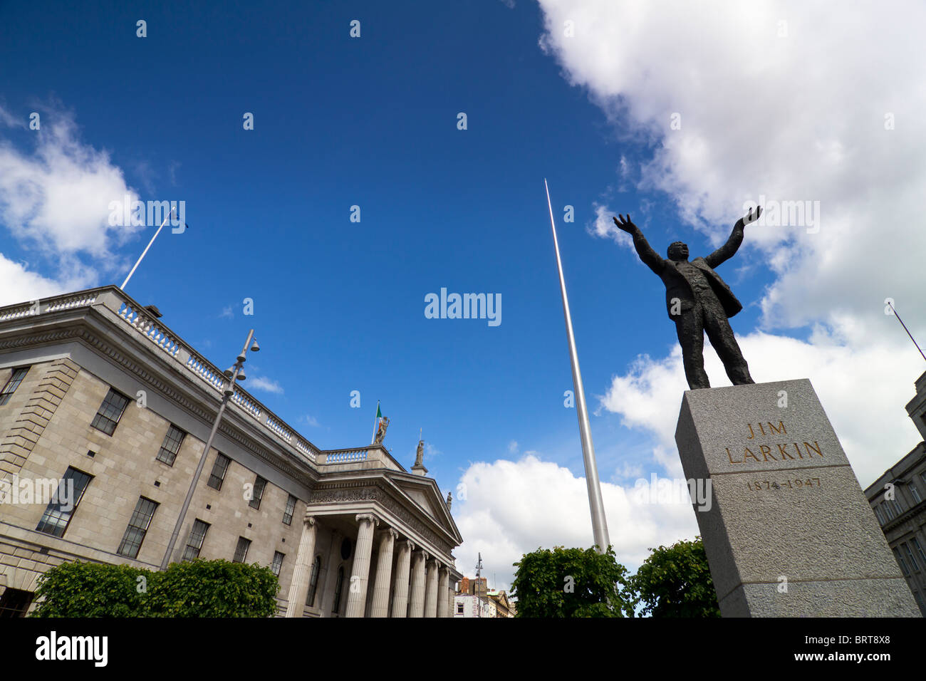 Stadtzentrum von Dublin mit Turm auf O' Connell Street, central Post Office und Denkmal von Jim Larkin Stockfoto