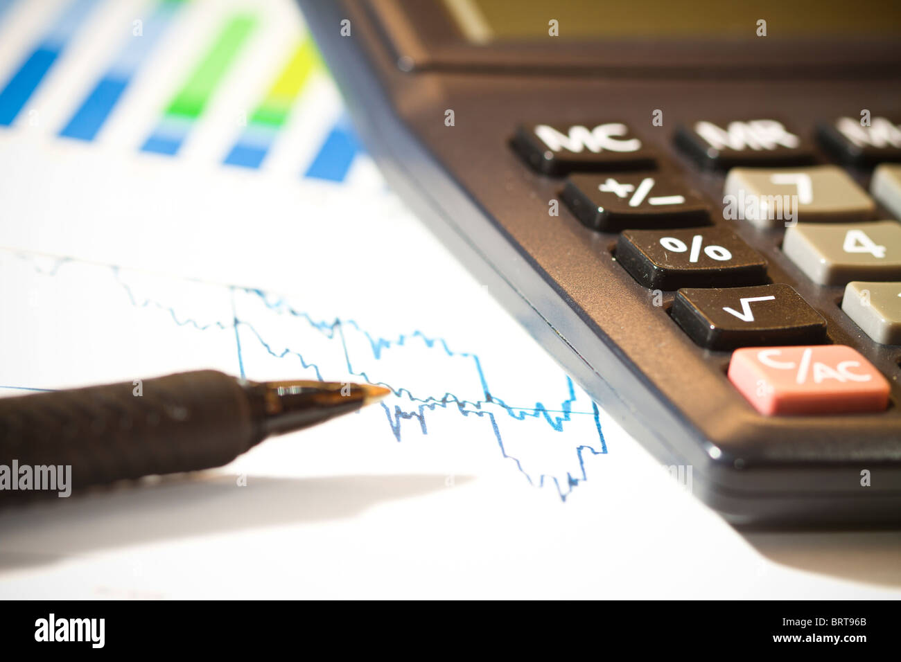 Ausdruck der finanziellen Graphen mit einem Stift und Taschenrechner. Geringe Schärfentiefe. Stockfoto