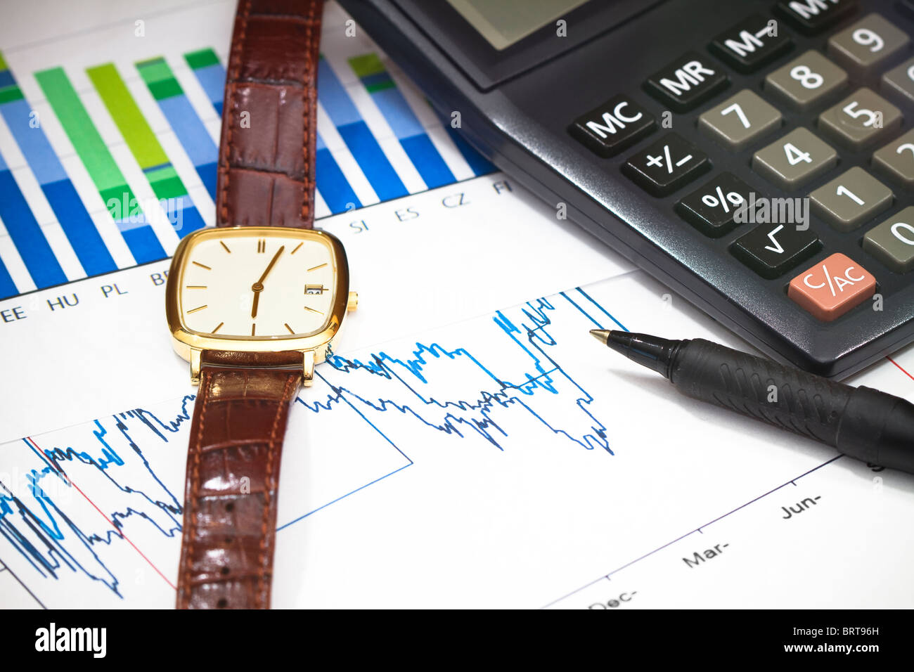Drucken Sie aus finanziellen Graphen mit einem Taschenrechner, Kugelschreiber und eine Uhr. Stockfoto