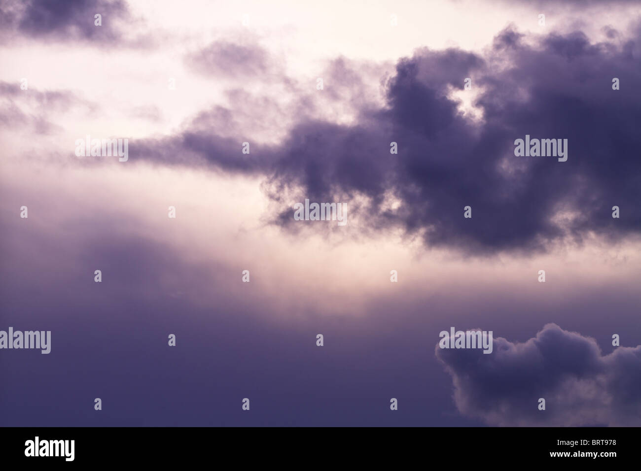 Foto von dramatischen blauer Himmel mit Regenwolken Stockfoto