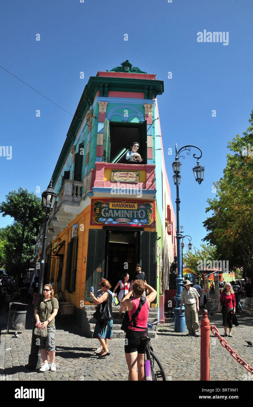 Madchen Mit Dem Fahrrad Fotografieren Die Engen Cafe Havanna Mit Einem Oberen Fenster Bild Des Caminito Maradona Buenos Aires La Boca Stockfotografie Alamy