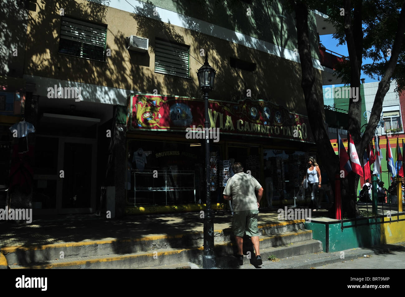 Mann Klettern Schritte vor einem Geschäft namens "Caminito Tango", mit touristischen Souvenirs, Caminito, La Boca, Buenos Aires Stockfoto