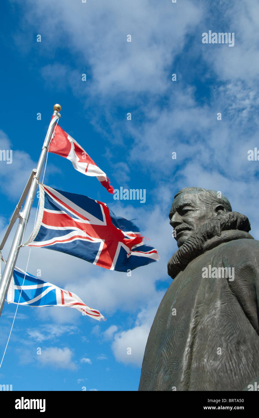 Kanada, Neufundland und Labrador, St. Antonius. Grenfell Altstadt und Museum. Statue von Dr. Grenfell mit Fahnen. Stockfoto