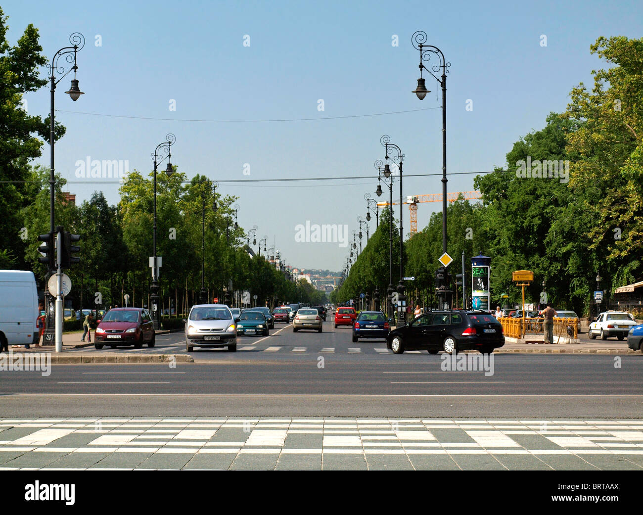 Andrássy Avenue oder Andrássy Utca. Budapest, Ungarn. Einer großen Straße verläuft zwischen Elizabeth Square und dem Stadtpark. Stockfoto