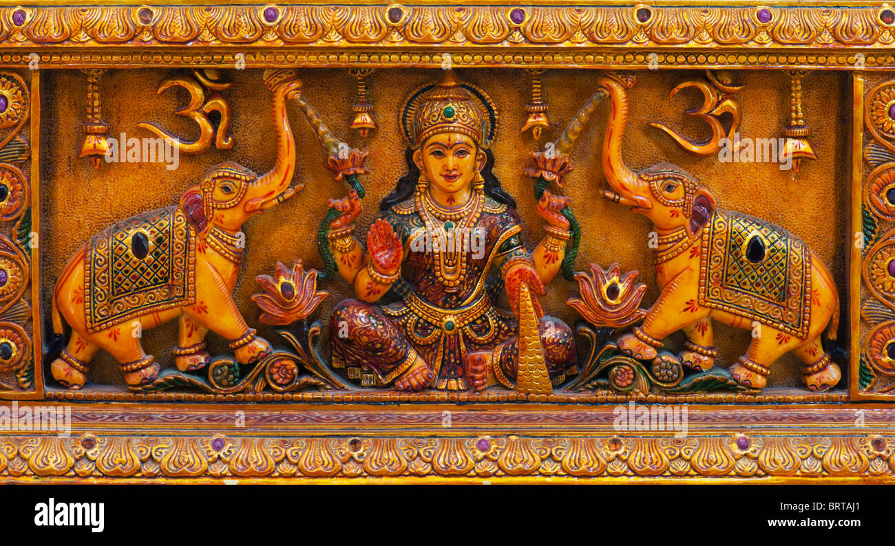 Hinduistische Göttin Lakshmi, Elefanten und Om Symbol in Marmor dargestellt. Indien Stockfoto