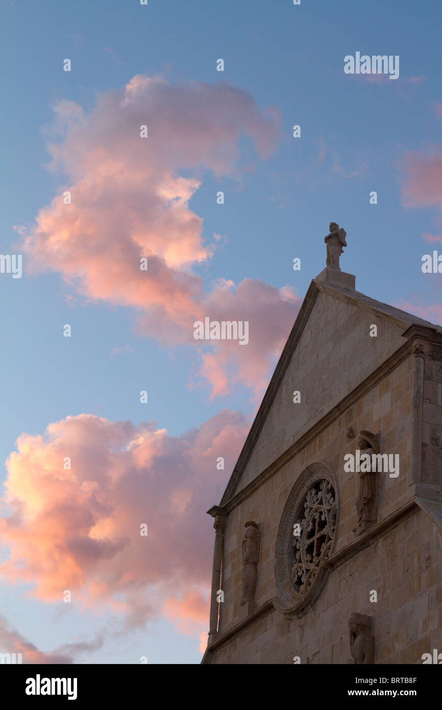 Kirche und die schönen Wolken in der Stadt Pag auf der Insel Pag Kroatien Stockfoto