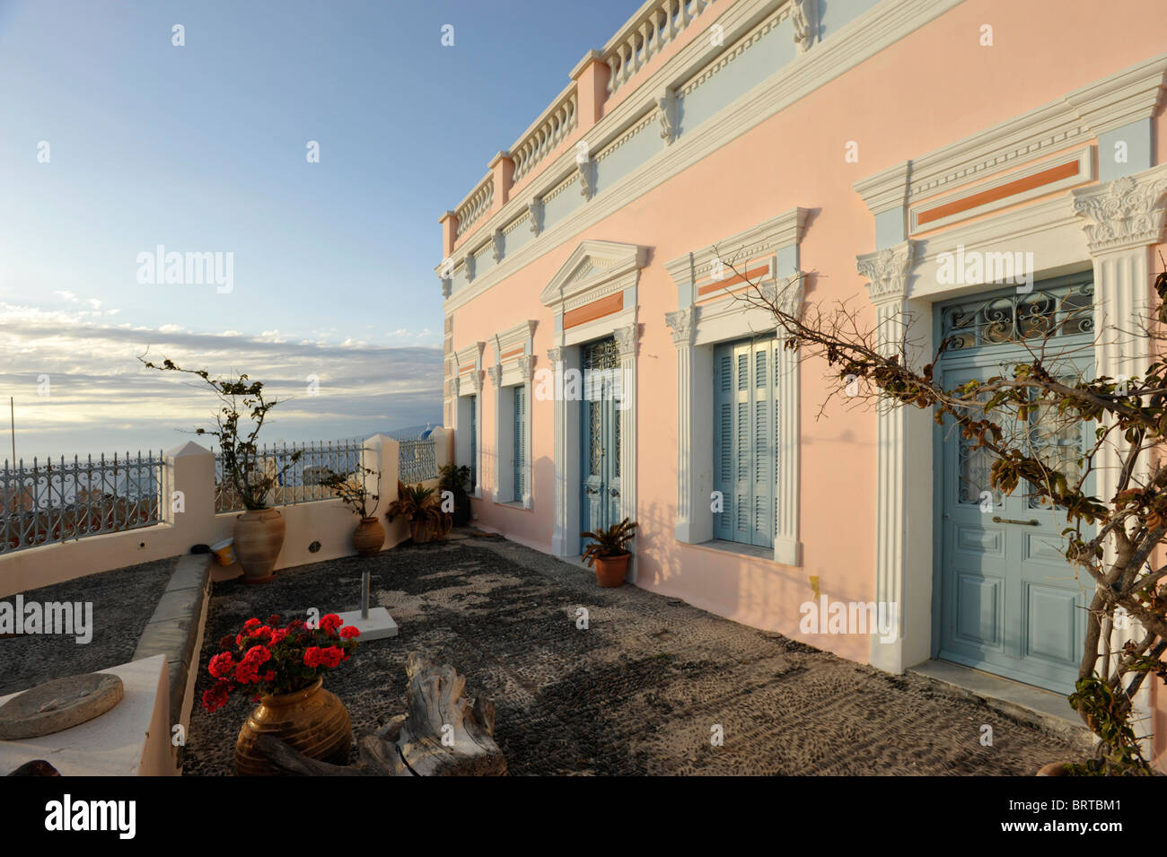 Häuser auf der griechischen Insel Santorini in den Kykladen Stockfoto