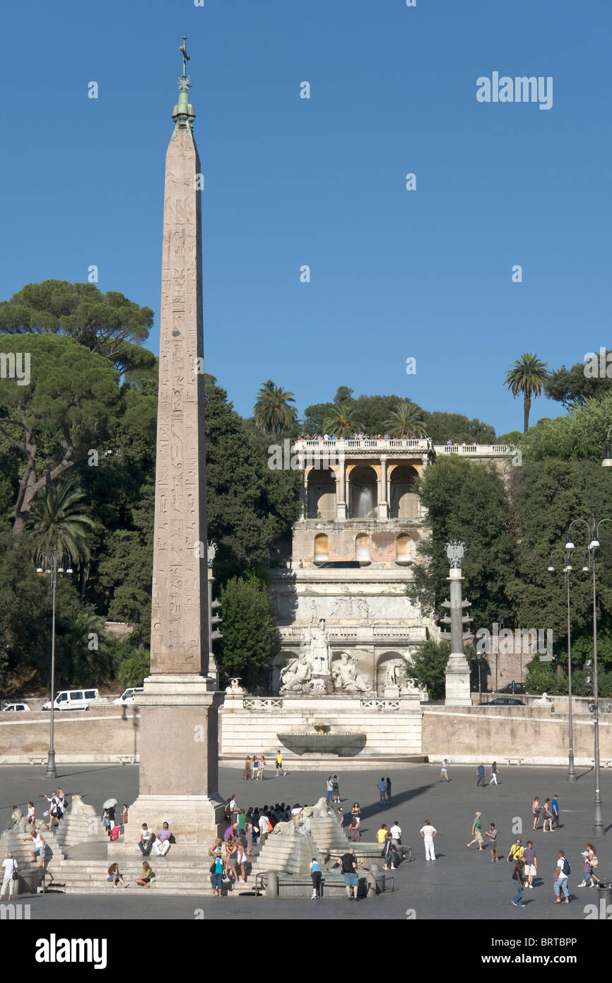 Obelisco Flaminio in Piazza del Popolo, aus Westen. Stockfoto