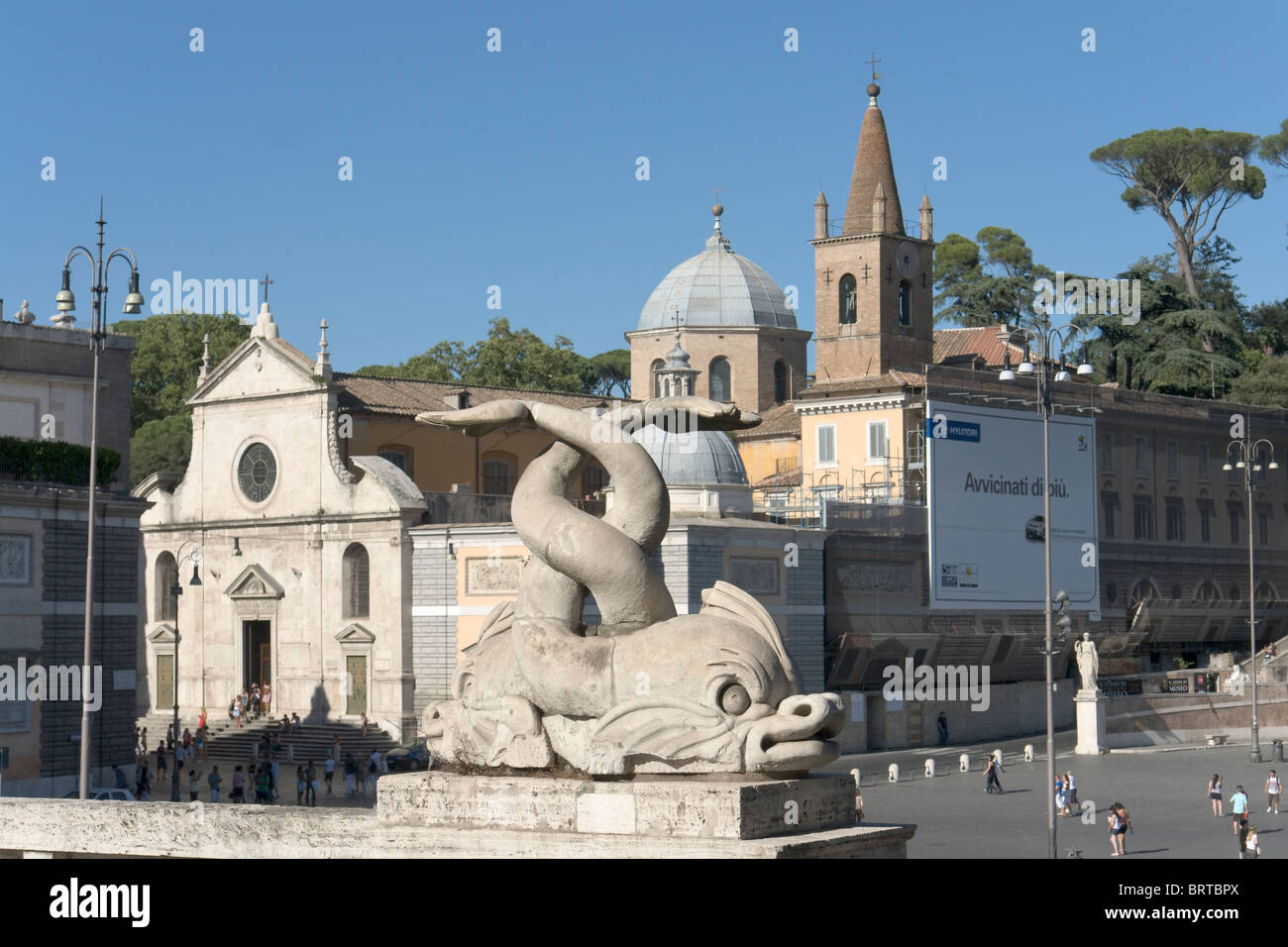Verdreht, Delfine und Santa Maria del Popolo, Piazza del Popolo, Rom Stockfoto