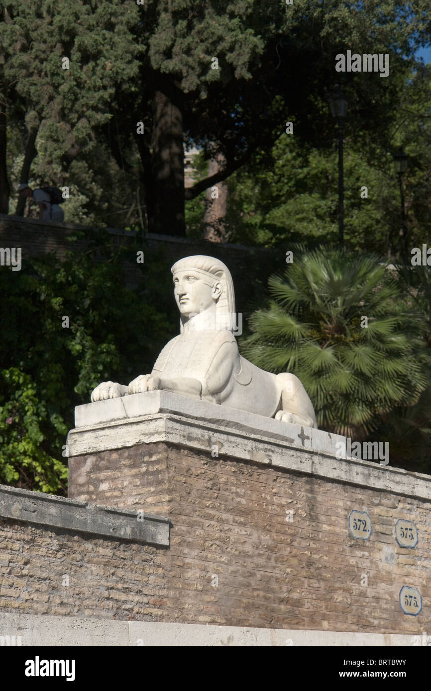 Eines der Sphinxe in Piazza del Popolo, Rom Stockfoto