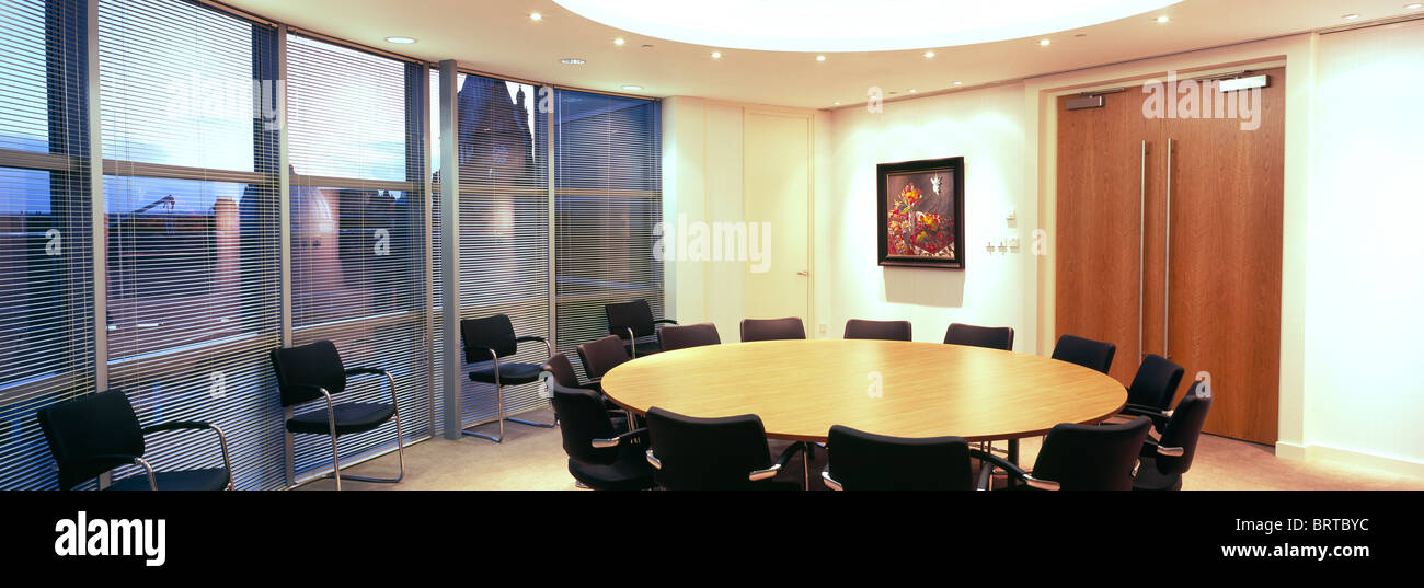 Panorama-Aufnahme einer Boardroom-Einstellung Stockfoto