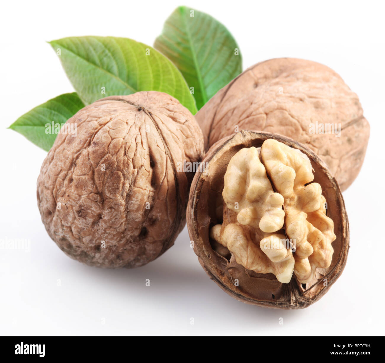 Walnüsse mit Blatt isoliert auf einem weißen Hintergrund. Stockfoto