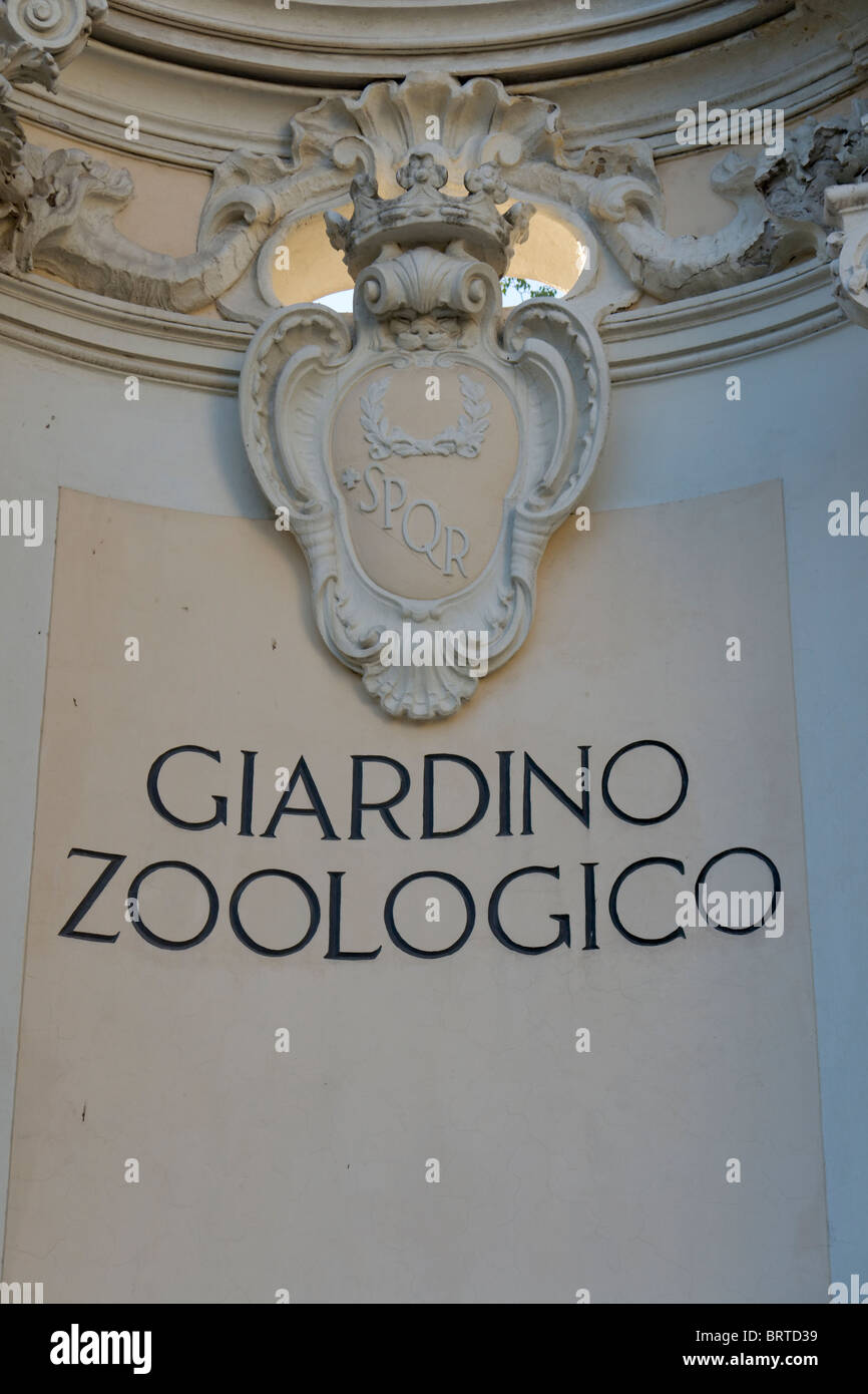 Wappen von Rom am Eingang zum Zoologischen Garten ("Bioparco") in Rom Stockfoto