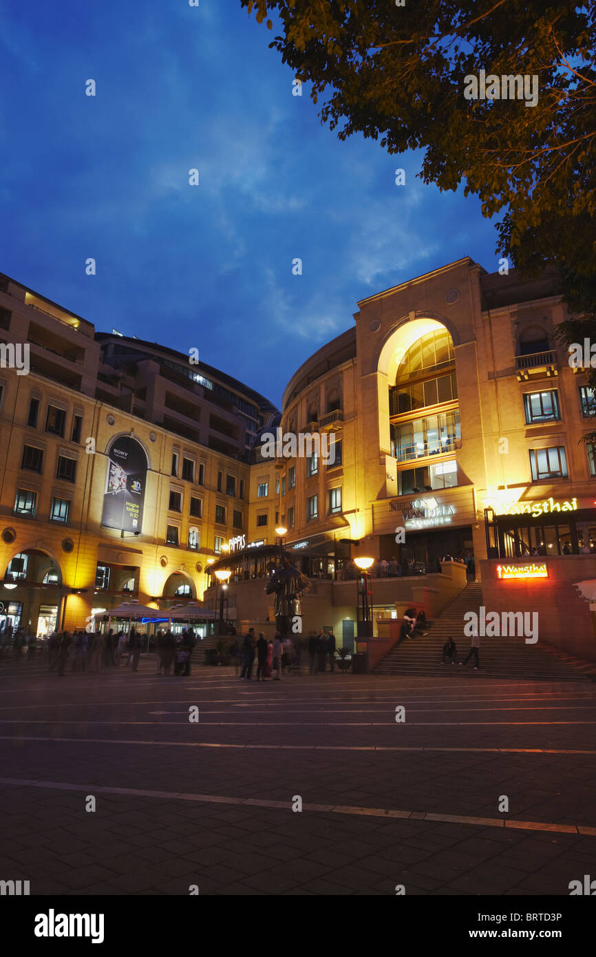 Nelson Mandela Square bei Dämmerung, Sandton, Johannesburg, Gauteng, Südafrika Stockfoto