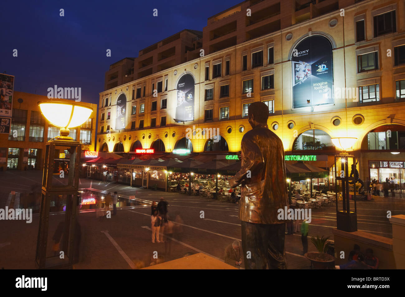Nelson Mandela Square bei Dämmerung, Sandton, Johannesburg, Gauteng, Südafrika Stockfoto