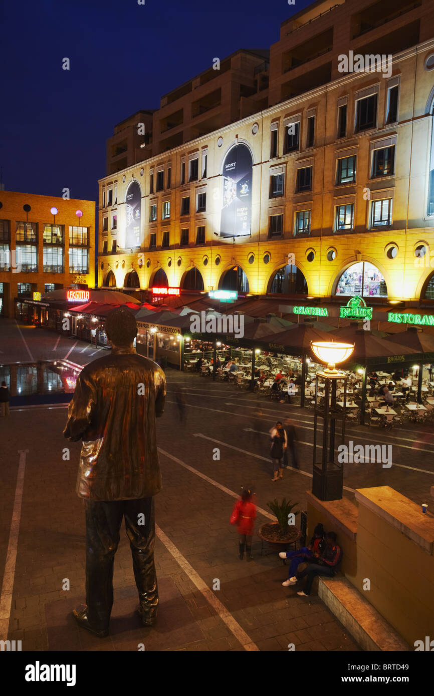 Nelson Mandela Square bei Dämmerung, Sandton, Johannesburg, Gauteng, Südafrika Stockfoto