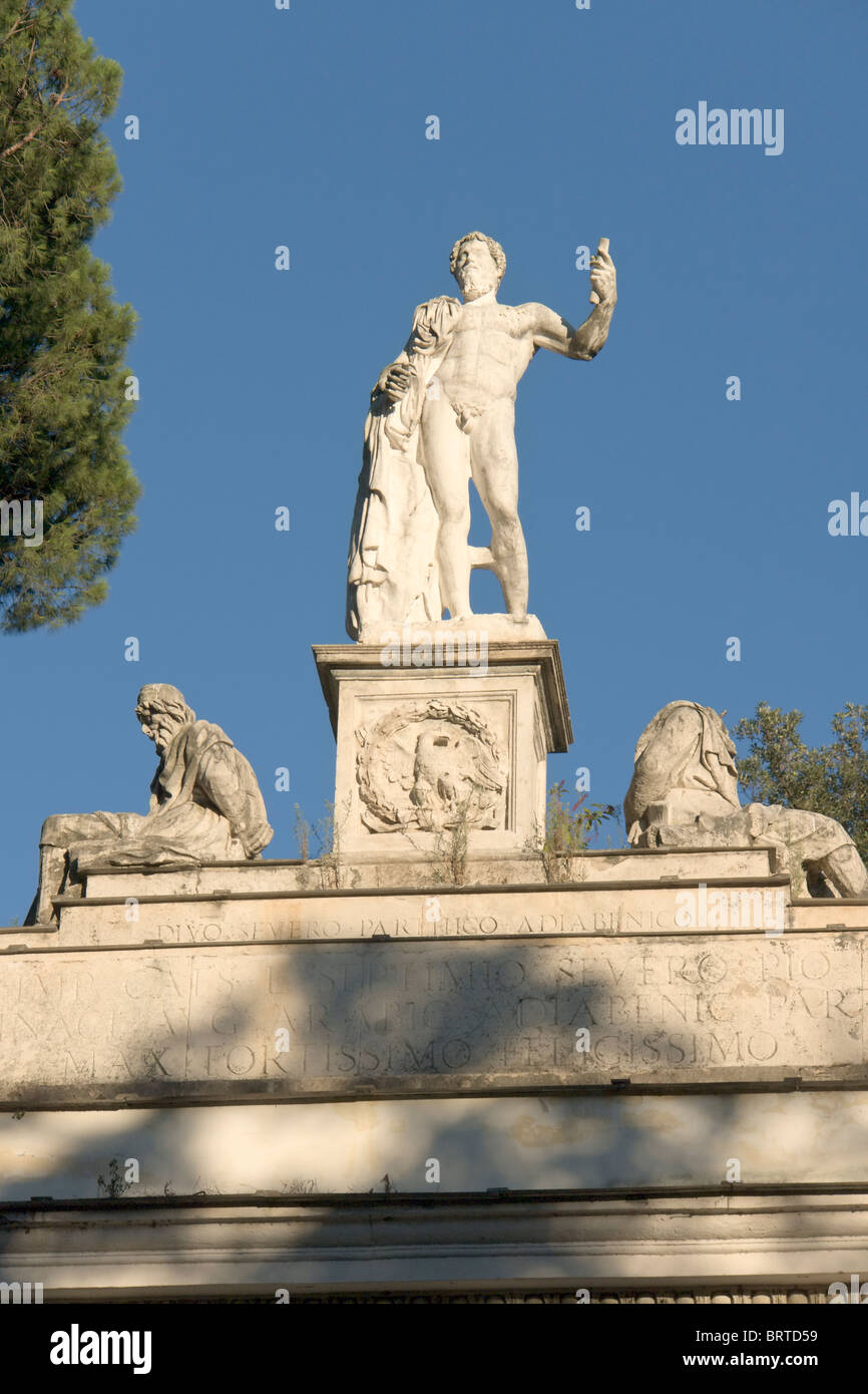 Antike Statue des römischen Kaisers Septimius Severus über Arco Romano im Park Villa Borghese, Rom Stockfoto