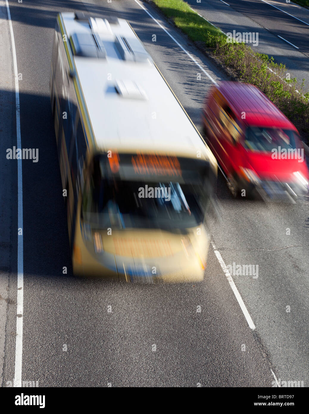 Finnischer Bus fährt schnell, Finnland Stockfoto