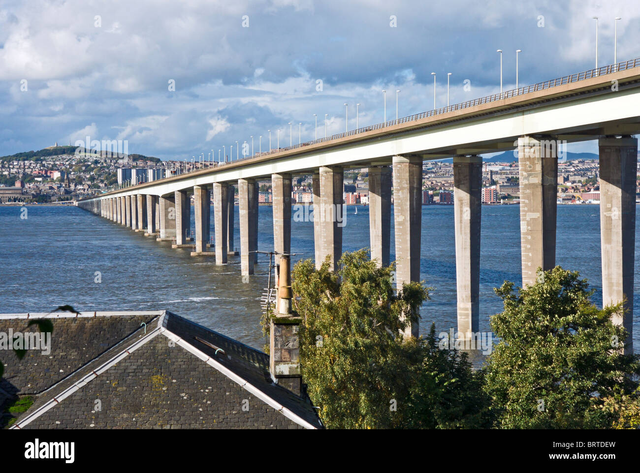 Tay Straßenbrücke verbindet Fife mit Dundee in Schottland durch die Kreuzung der Firth of Tay von der Fife-Seite in der Nähe von Newport auf Tay gesehen Stockfoto