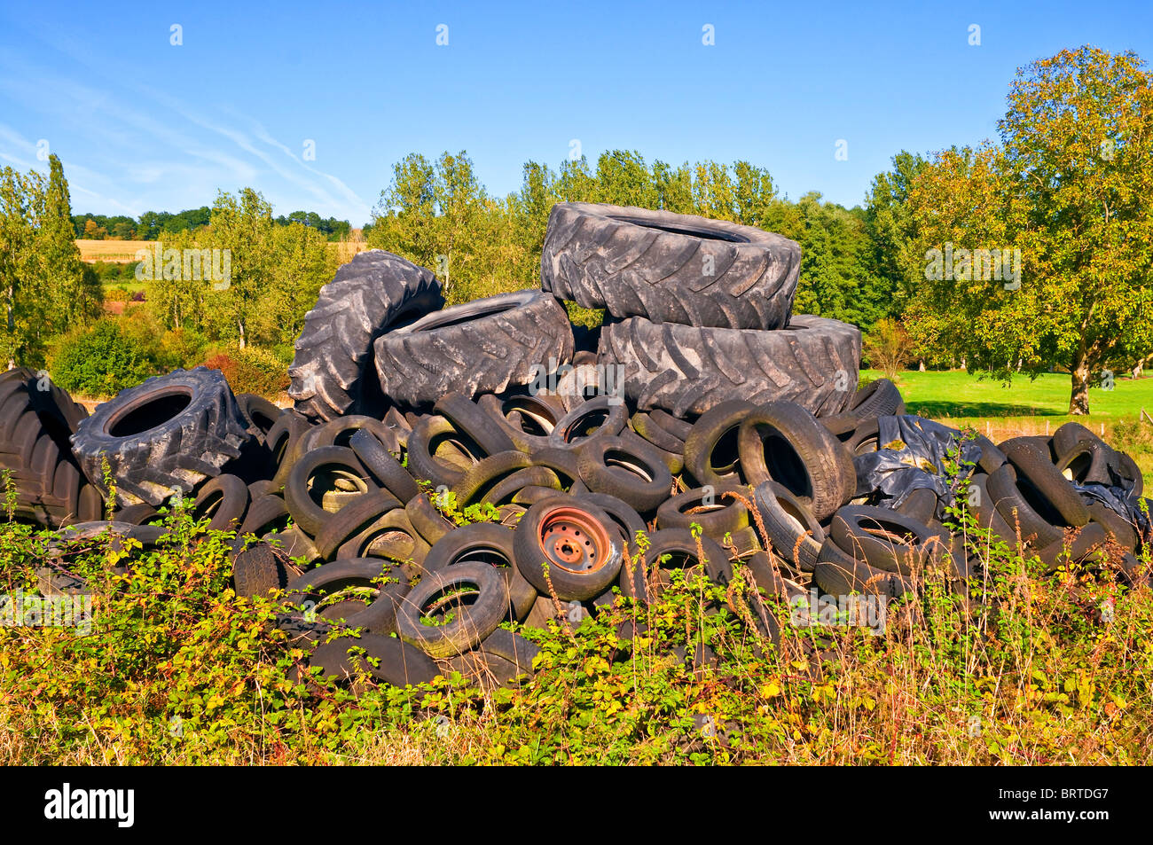 Straßenrand dump der alten Fahrzeug und Traktor-Reifen - Frankreich. Stockfoto