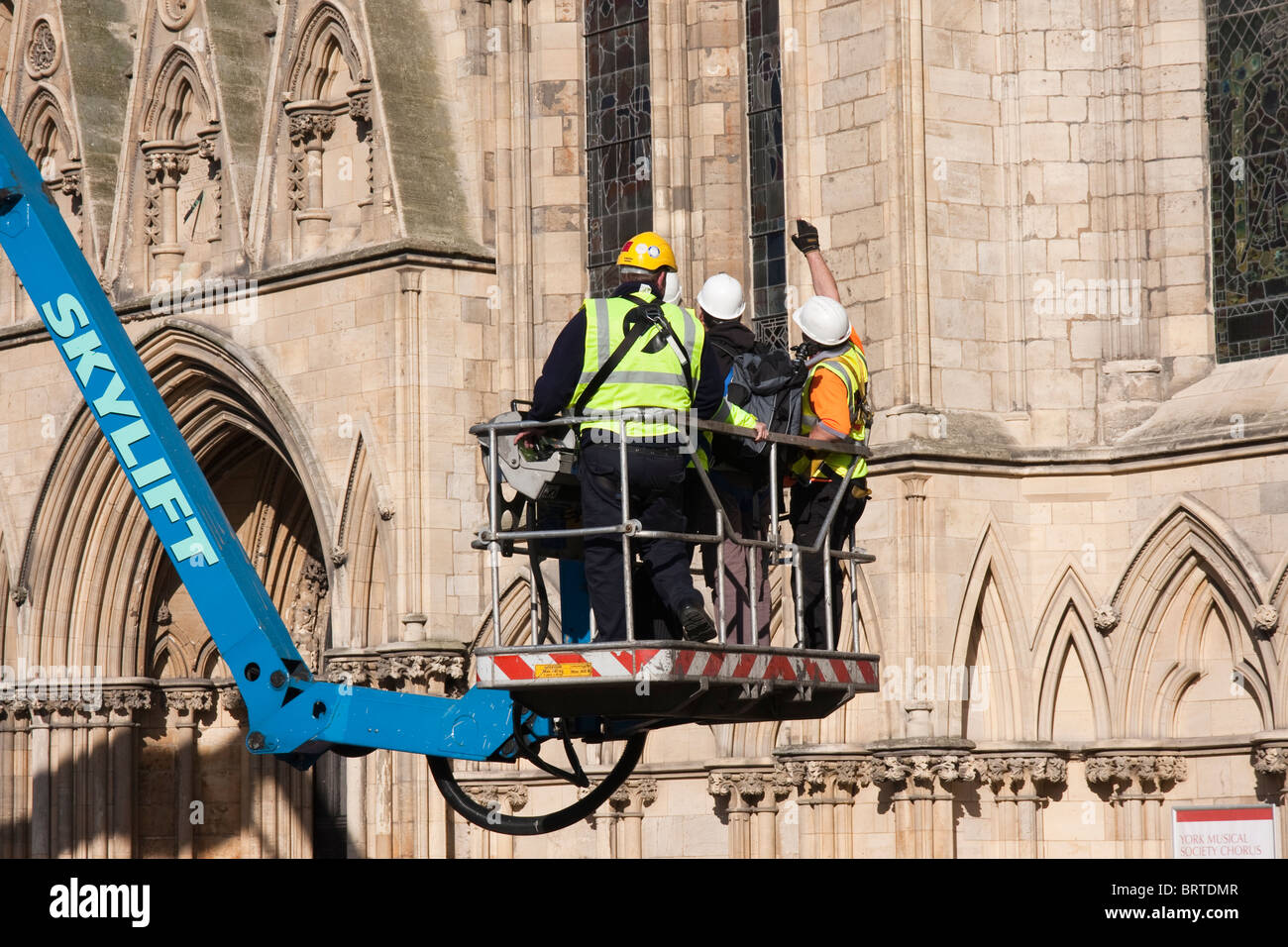 Arbeiten Sie Menschen mit einer Hebebühne, die hohen Teile des "York Minster" Umfrage Stockfoto