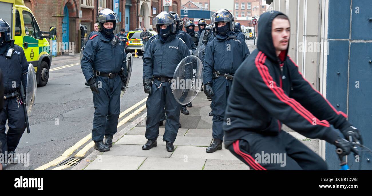 Policing The English Defence League-Demonstration in Leicester. 9. Oktober 2010. Stockfoto