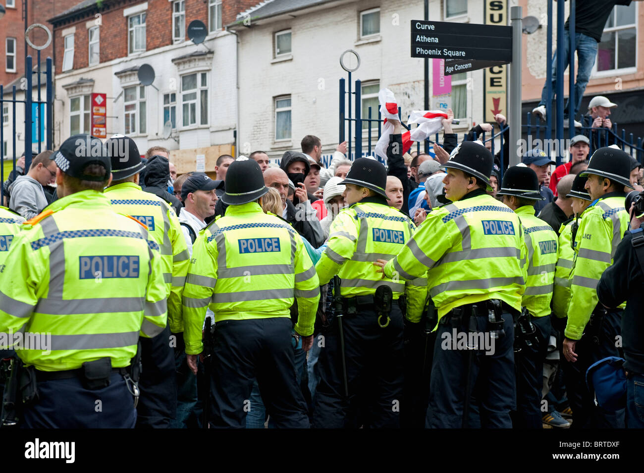 Policing The English Defence League-Demonstration in Leicester. 9. Oktober 2010. Stockfoto