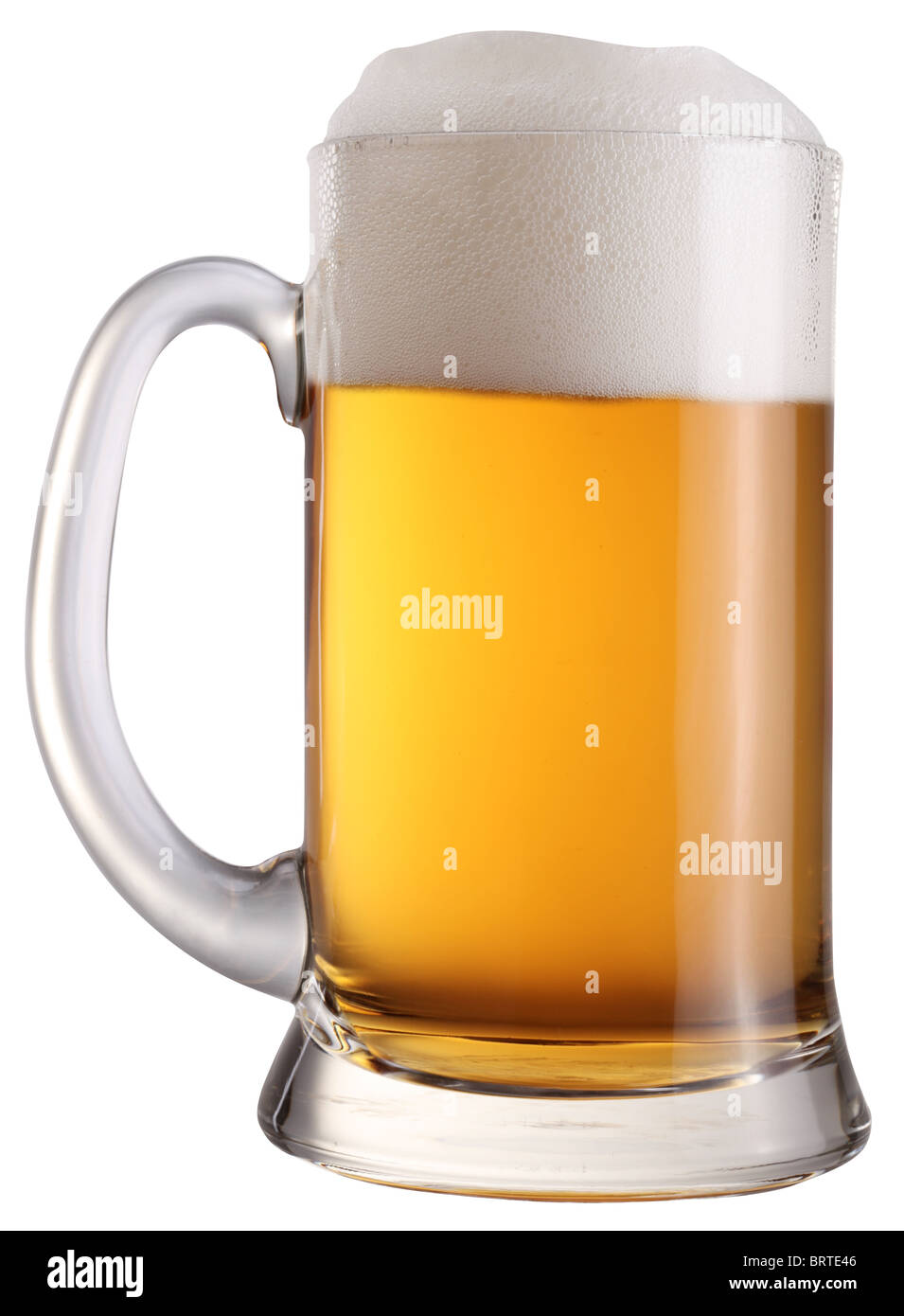 Becher voll frisches Bier isoliert auf einem weißen Hintergrund. Datei enthält einen Pfad zu schneiden. Stockfoto