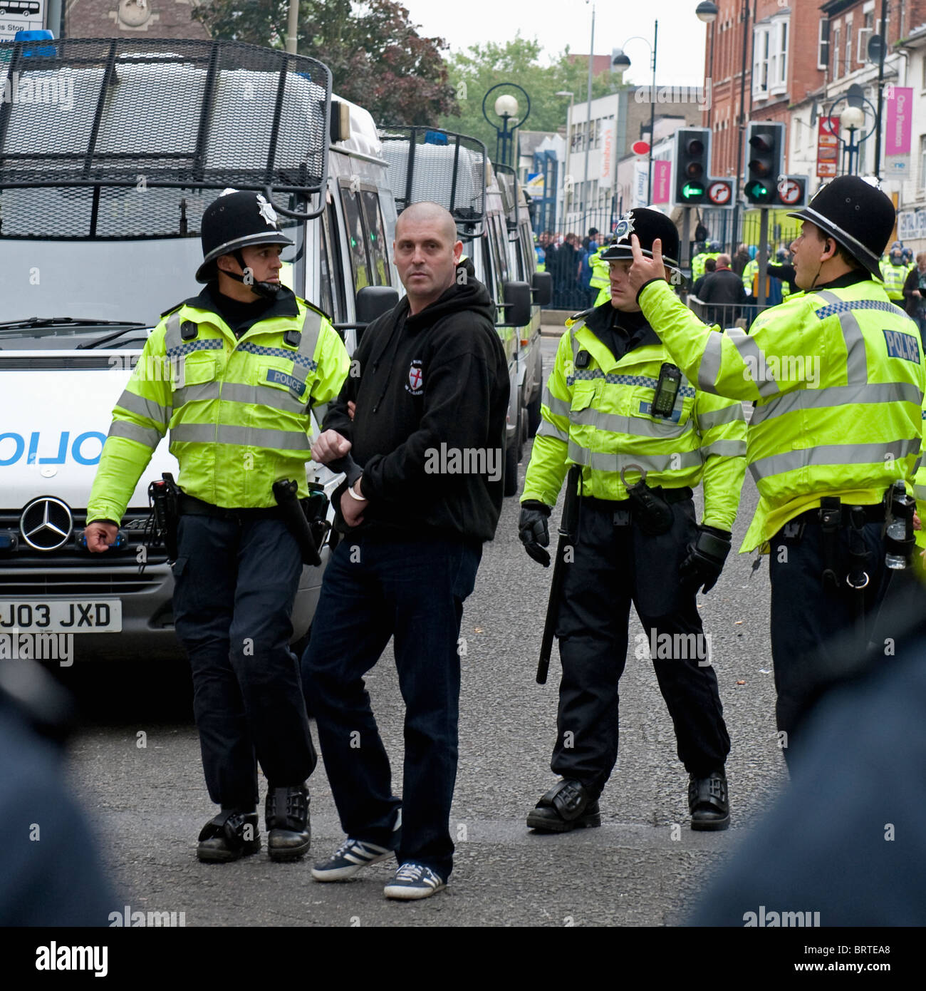 The English Defence League demonstrieren in Leicester ist eine EDL-Mitglied festgenommen. 9. Oktober 2010. Stockfoto