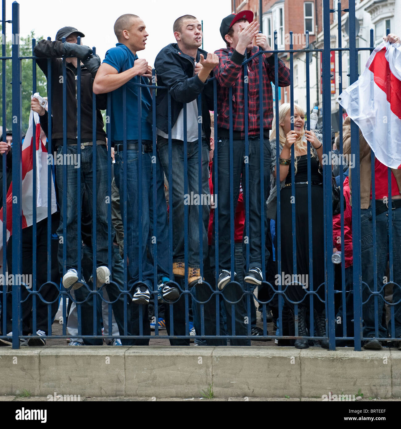 Jugend-Mitglieder von The English Defence League demonstrieren in Leicester. 9. Oktober 2010. Stockfoto