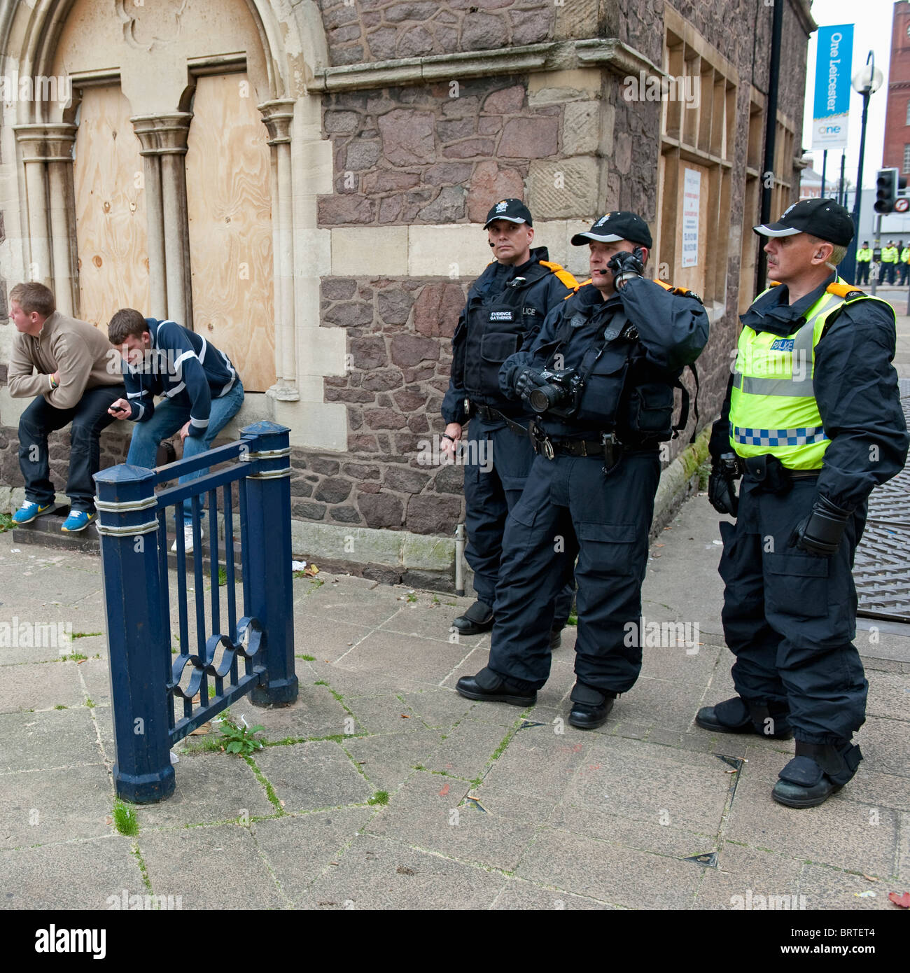 Polizei Surveillance Unit Informationen sammeln wie The English Defence League zeigen in Leicester. 9. Oktober 2010. Stockfoto