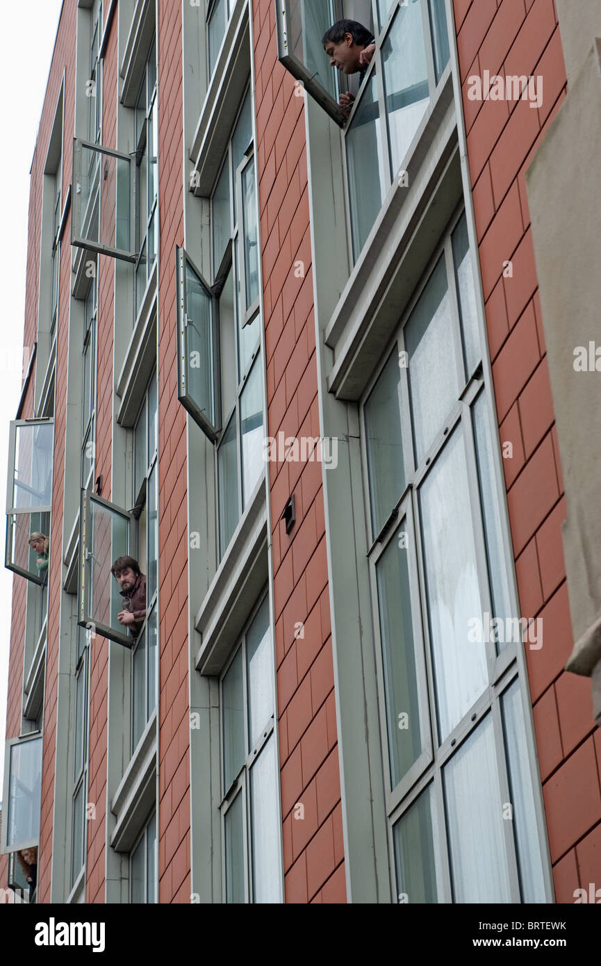 Bewohner von lokalen Wohnungen sehen auf wie der English Defence League zeigen in Leicester. 9. Oktober 2010. Stockfoto