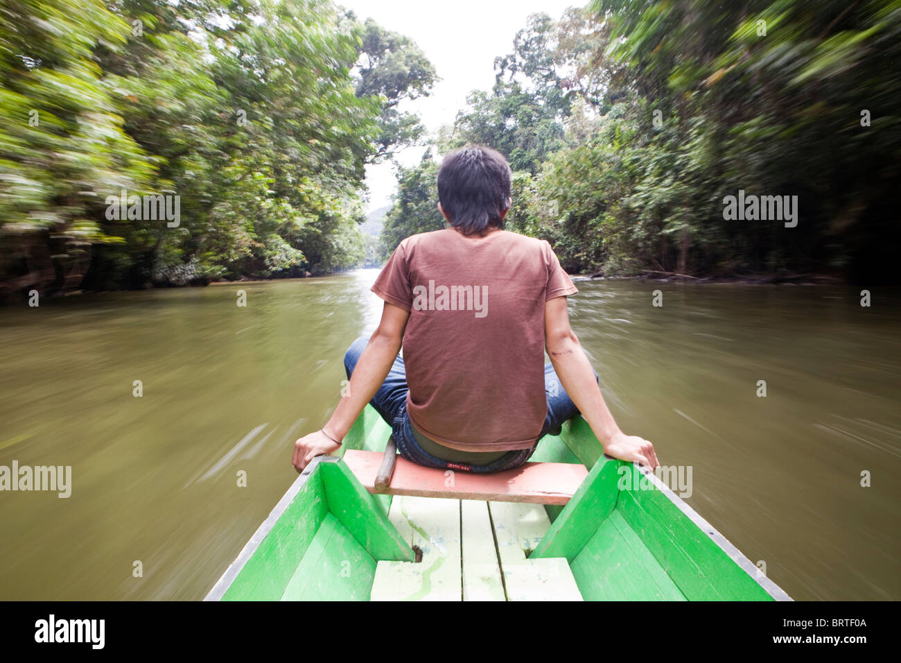 Ein Mann führt ein Boot im Gunung Mulu Nationalpark in Sarawak, Borneo, Malaysia Stockfoto