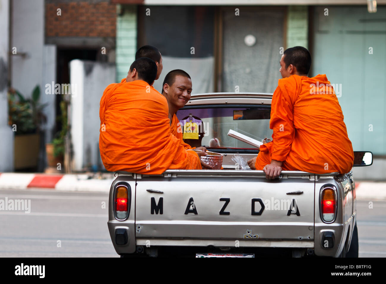 Aktivitäten Aktivitäten menschlicher Mensch Menschen Menschen landen Transport Mönche sitzen im hinteren Teil einen LKW, thailand Stockfoto