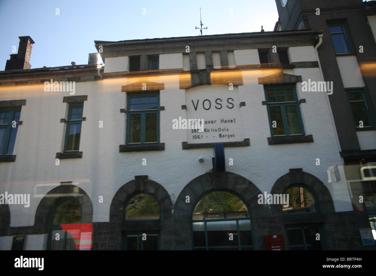 Voss-Bahnhof aus dem Zug von Bergen nach Oslo Stockfoto