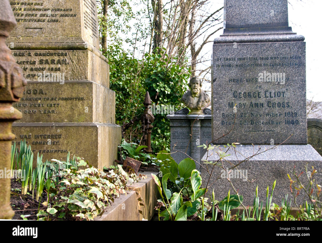 Grab von George Eliot auf Highgate Cemetery; Schnappen Sie sich von George Eliot Stockfoto