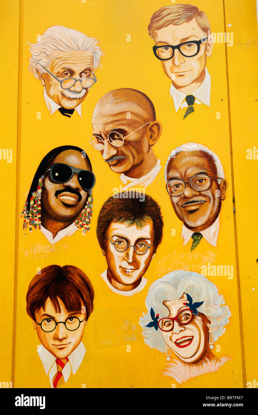Porträts von berühmten Persönlichkeiten und Charaktere mit Brille bei einem Optiker-Shop von Portobello Road, London, England UK Stockfoto