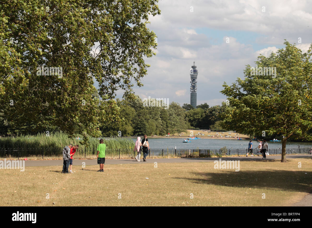 Ein Blick über Regents Park, London, auf der BT-Turm (früher "The Post Officer"). Stockfoto