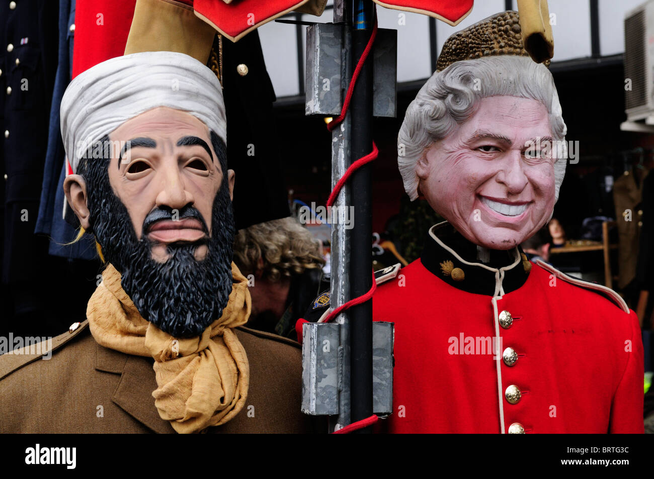 Schaufensterpuppen gekleidet wie Osama Bin Laden und die Königin auf einen Stall in Portobello Road Market, Notting Hill, London, England, Uk Stockfoto