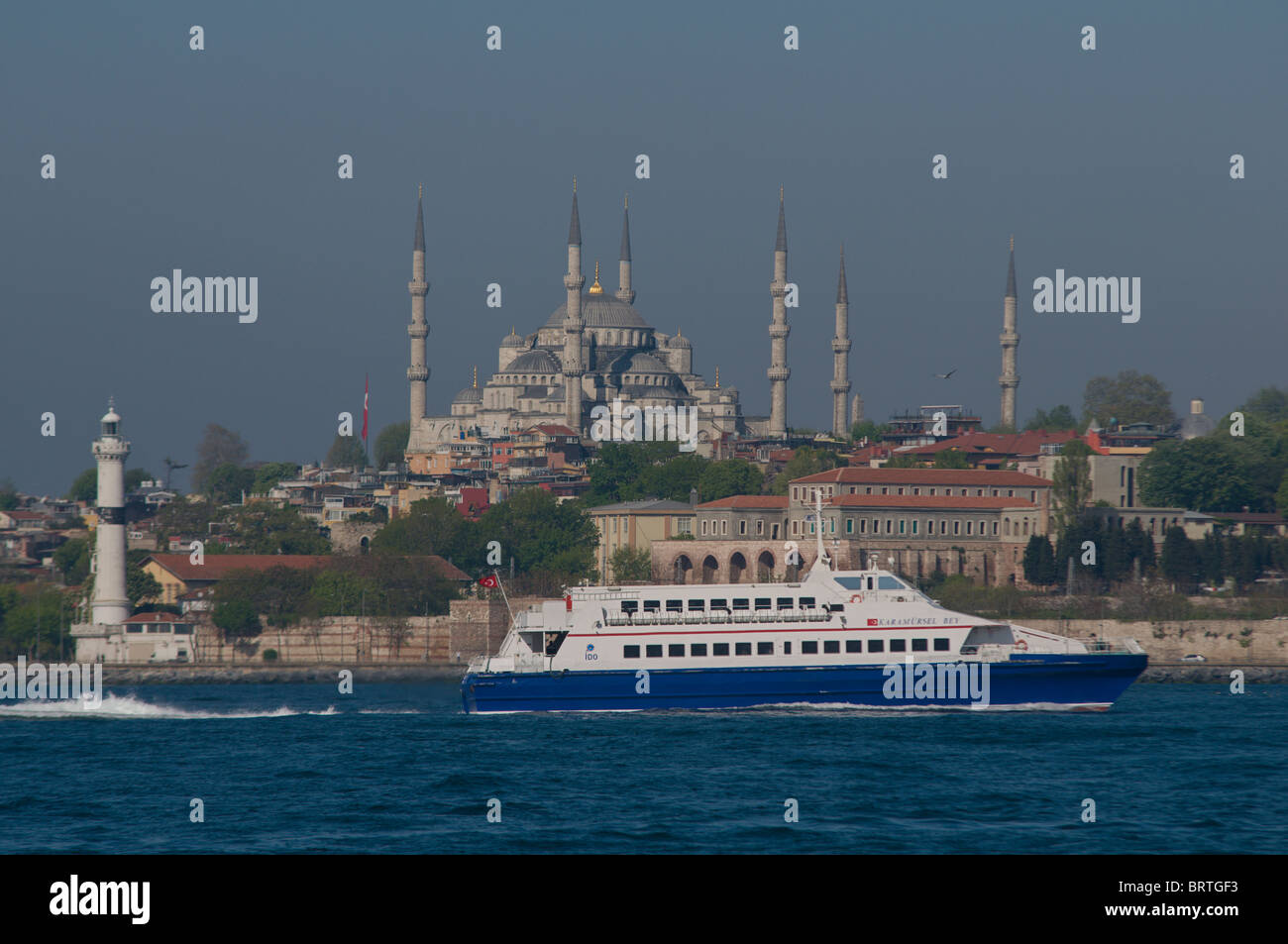 Schnellfähre und Sultanahmet Mosque(Blue Mosque) im Hintergrund aus dem Marmara-Meer, Istanbul, Türkei Stockfoto