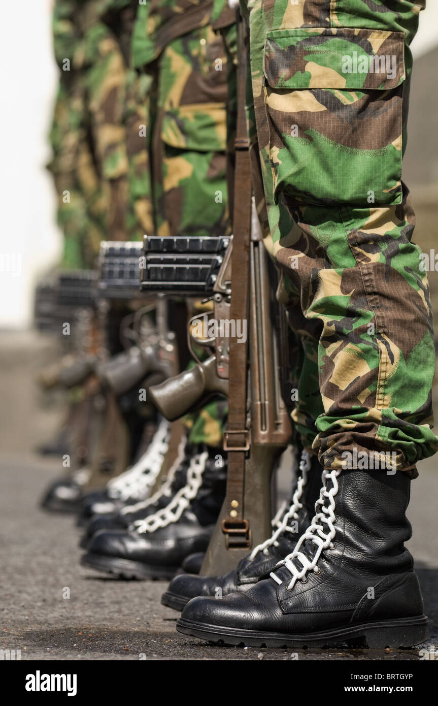 Nahaufnahme von Soldaten in Tarnuniformen, die während einer Militärformation auf den Azoren in einer Linie mit Gewehren und schwarzen Kampfstiefeln standen. Stockfoto
