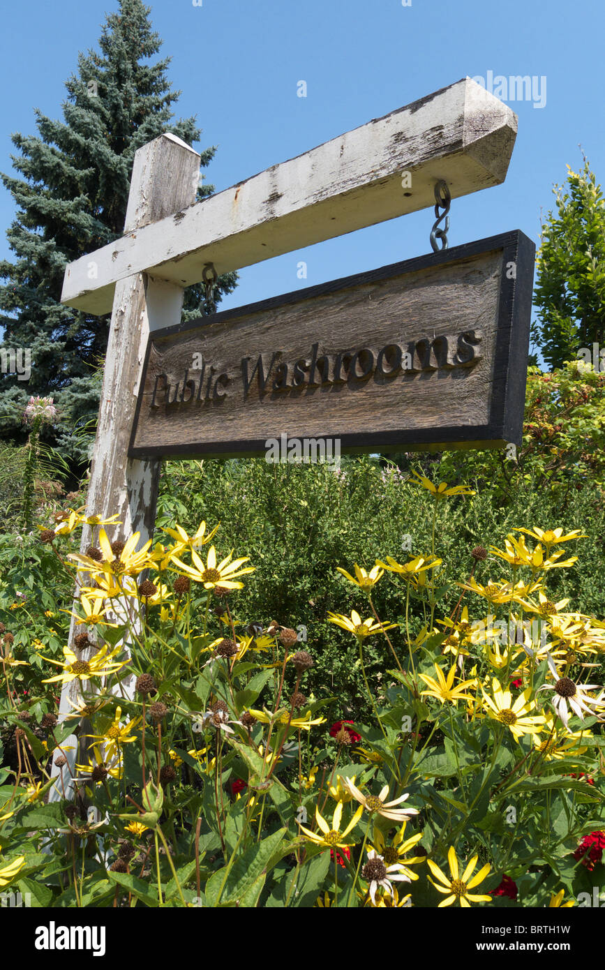 Geschnitztes hölzernes Schild für öffentliche Waschräume im Riverdale Zoo, einem ehemaligen Bauernhof, heute ein öffentlicher Park, Naturschutzgebiet und Touristen attraction.in Downtown Toronto Stockfoto