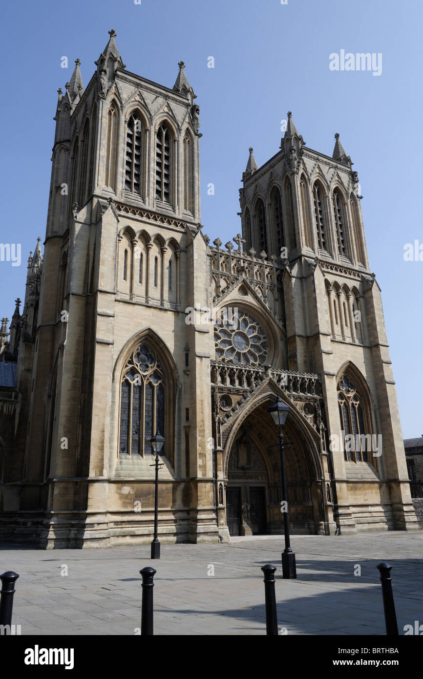 Bristol Cathedral England UK zeigt die Westfront und die Pearsons Türme Stockfoto