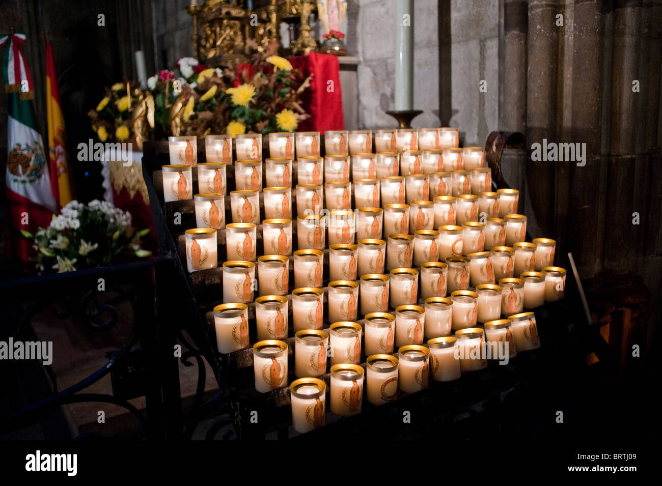 Paris, Frankreich - Kerzen Votiv auf dem Display in der katholischen  Kirche, Kathedrale Notre-Dame Stockfotografie - Alamy