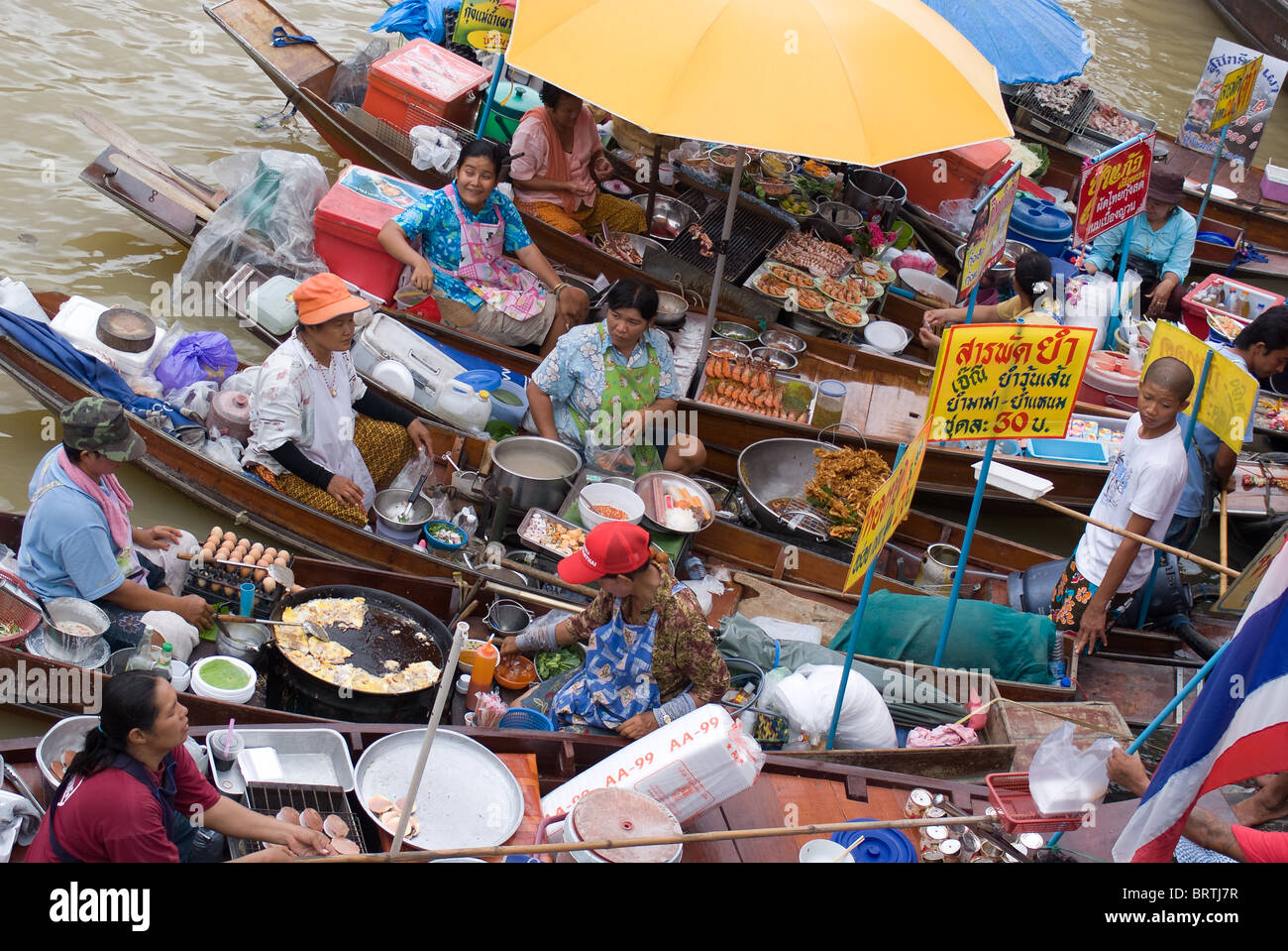 Imbissstände sammeln auf dem schwimmenden Markt in Bangkok Stockfoto