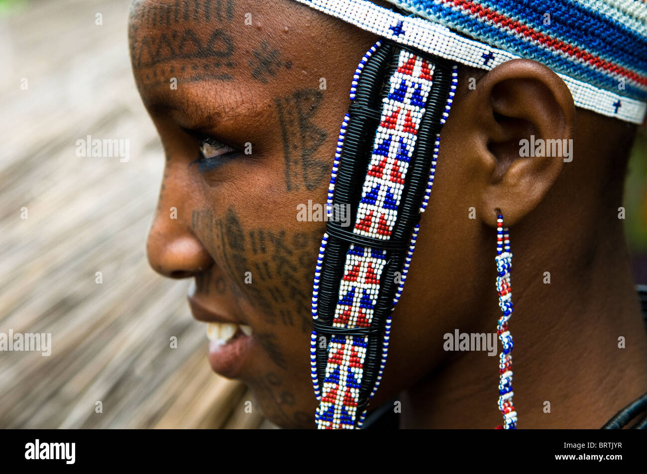Eine schöne Peul / Fulani Frau bedeckt mit Gesichts-Tattoos. Stockfoto