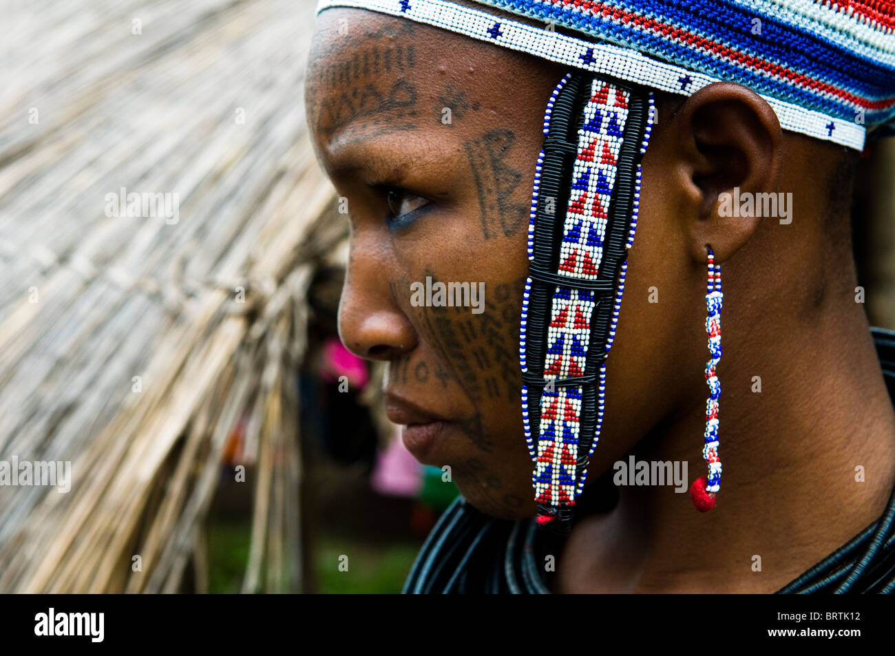 Eine schöne Peul / Fulani Frau bedeckt mit Gesichts-Tattoos. Stockfoto