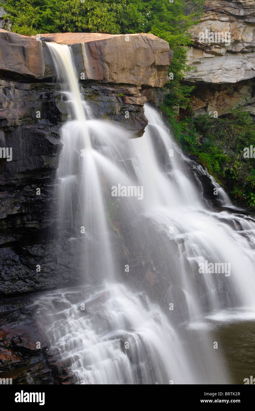 Die Blackwater River, fällt einem 62 Fuß Bahndamm in Blackwater Falls State Park. Stockfoto